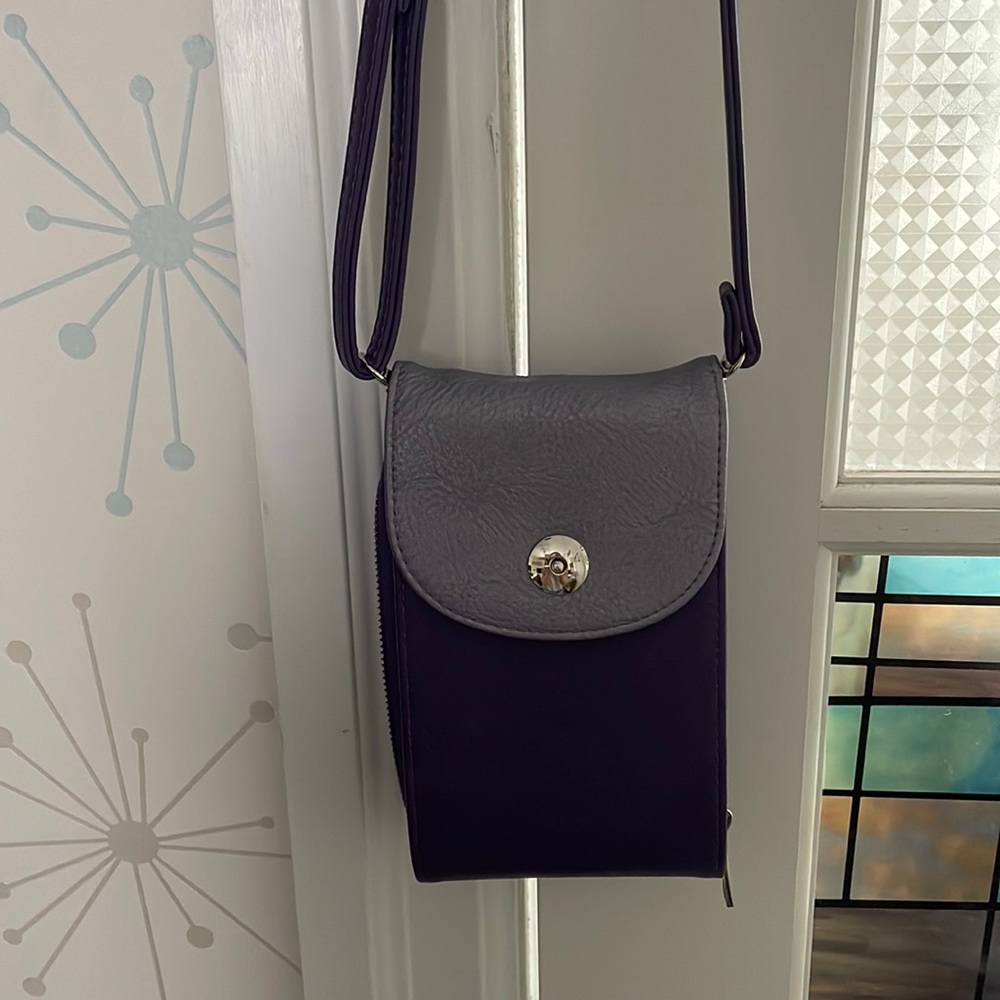 Cross body bag.  Great for travel.